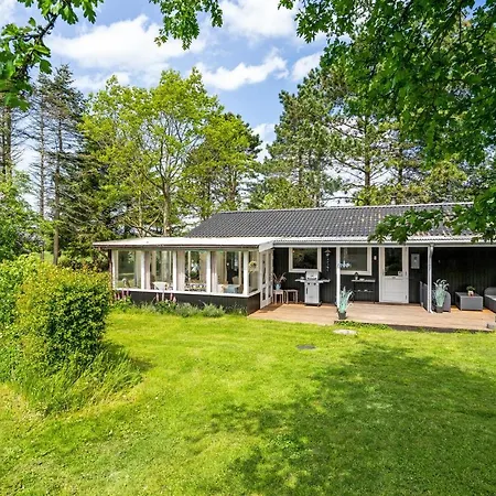 2 Bedroom Awesome In Holiday home *