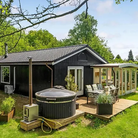 2 Bedroom Awesome In Dom wakacyjny *