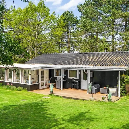 2 Bedroom Awesome In Dom wakacyjny *